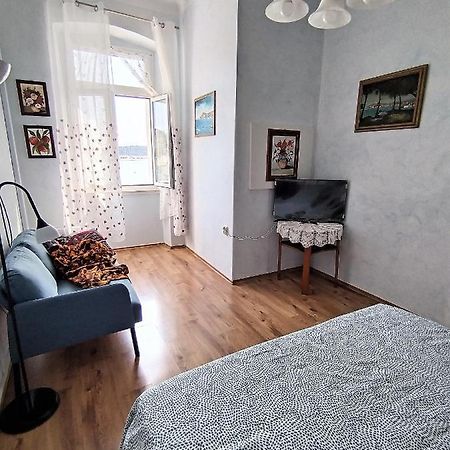 Studio Apartments Dalla Nonna Ровин Екстериор снимка