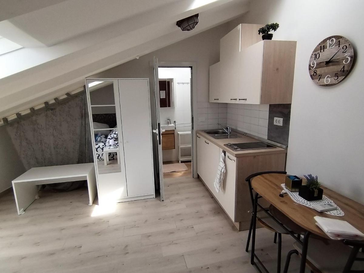Studio Apartments Dalla Nonna Ровин Екстериор снимка