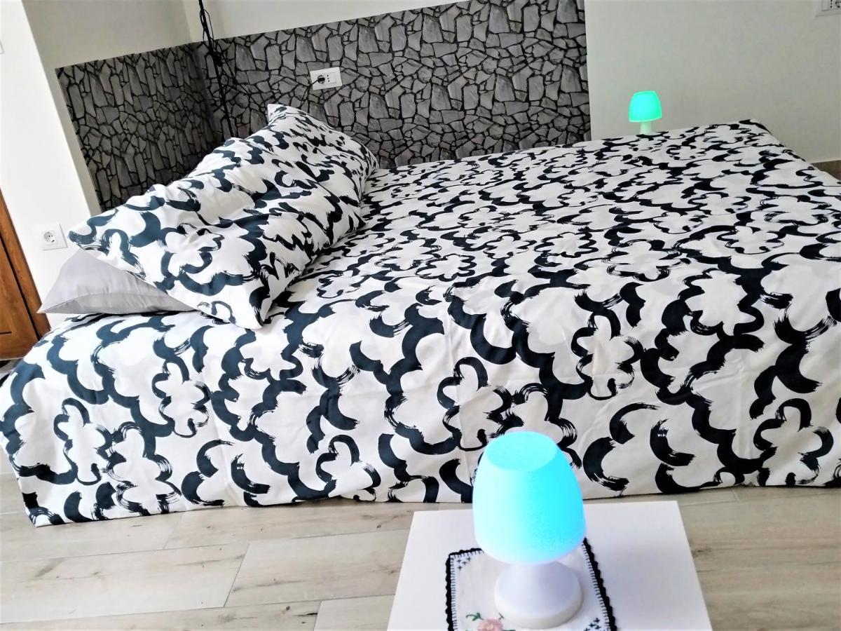 Studio Apartments Dalla Nonna Ровин Екстериор снимка