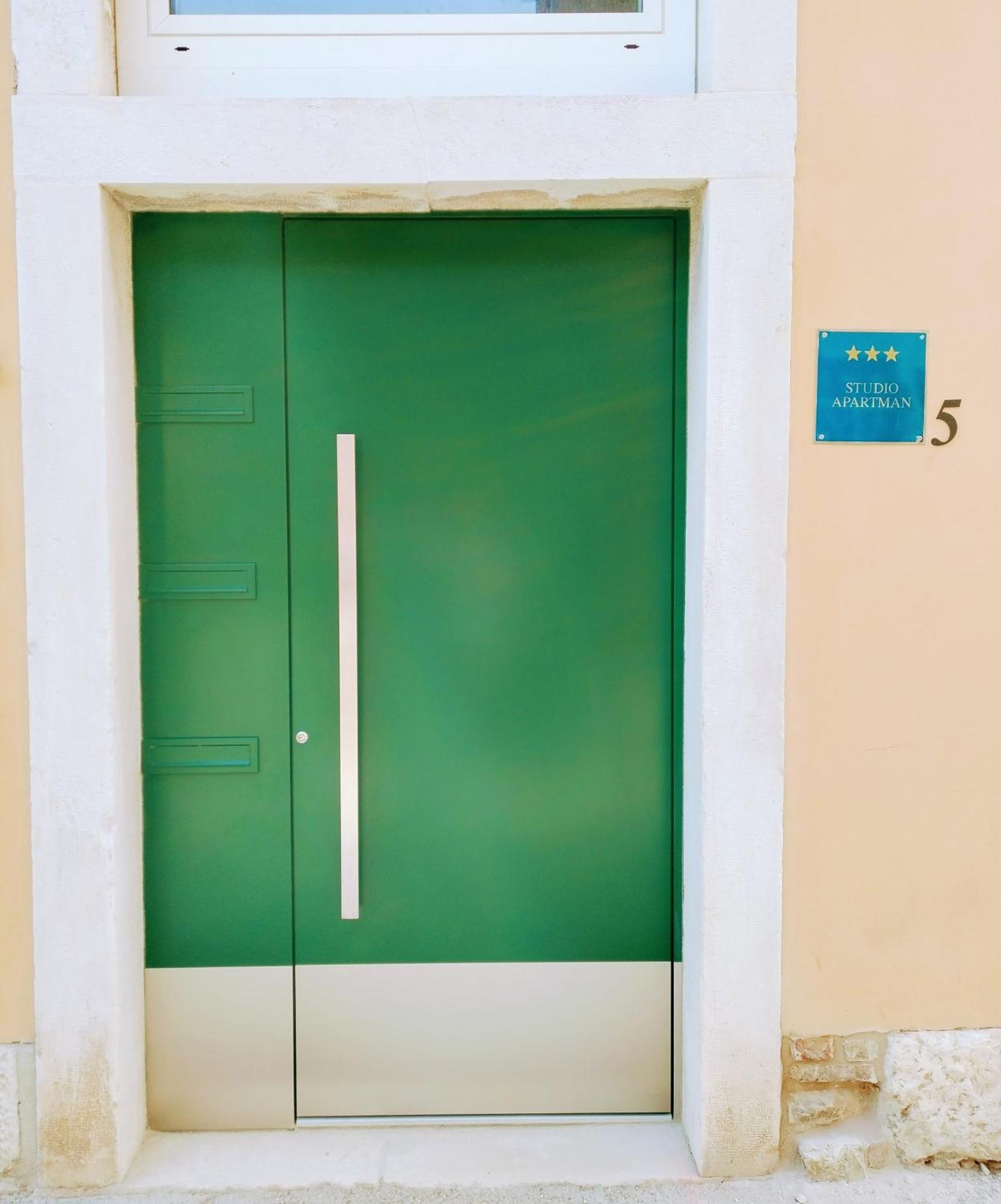 Studio Apartments Dalla Nonna Ровин Екстериор снимка